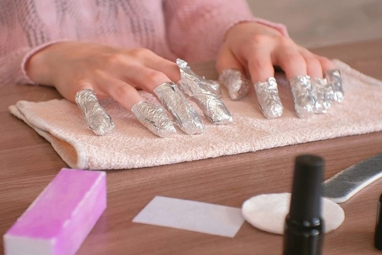 Cách tháo móng giả tại nhà cực đơn giản với xà phòng, axeton và chỉ nha khoa 2