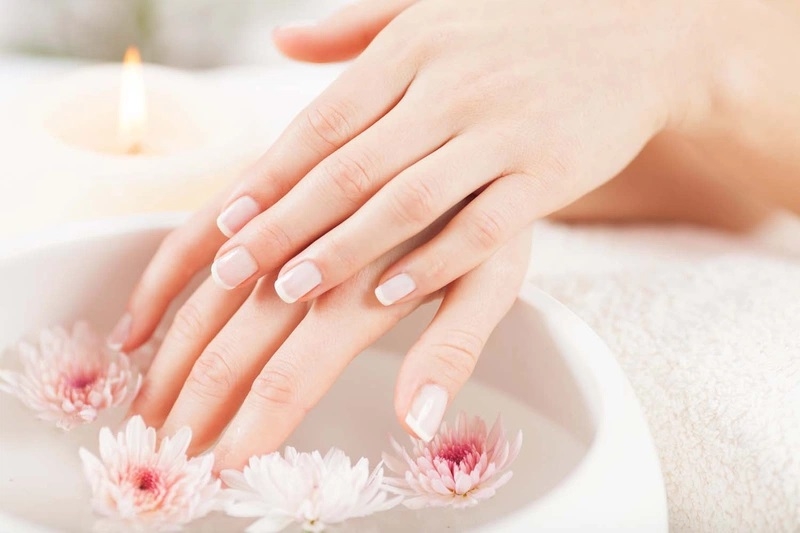 Cách tháo móng giả tại nhà cực đơn giản với xà phòng, axeton và chỉ nha khoa 4