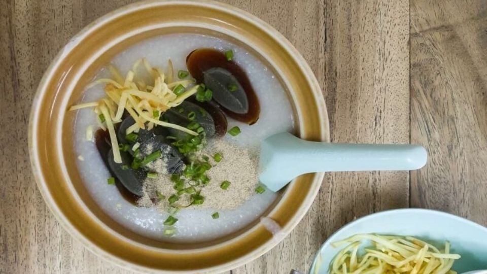Cháo nấm hương trứng bắc thảo