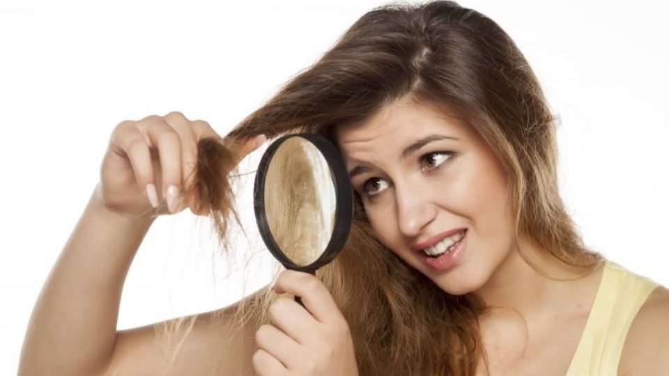 Có nhiều nguyên nhân khiến tóc thưa mỏng, thường xuyên gãy rụng