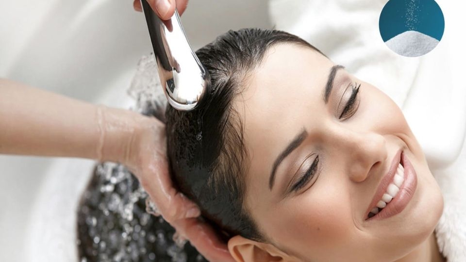 Kết hợp dầu gội và muối loãng là cách giúp loại bỏ dầu thừa, bụi bẩn, da chết trên tóc