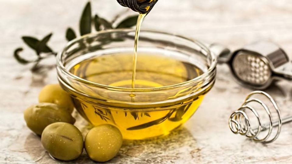 Dầu oliu giúp phục hồi tóc hư tổn và kích thích mọc tóc