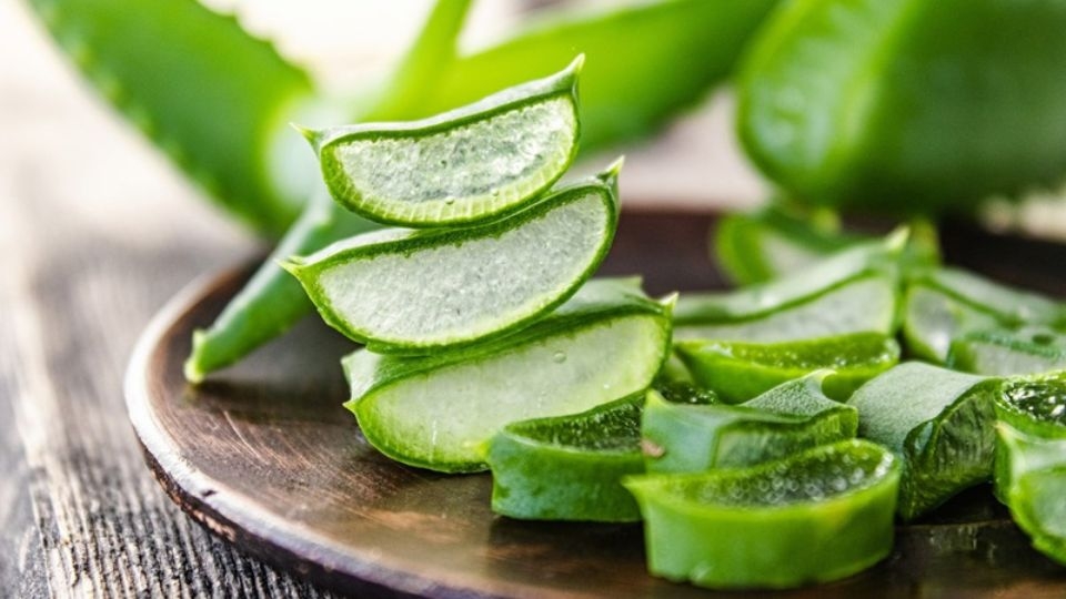 Sử dụng nha đam giúp làm sạch các nang tóc