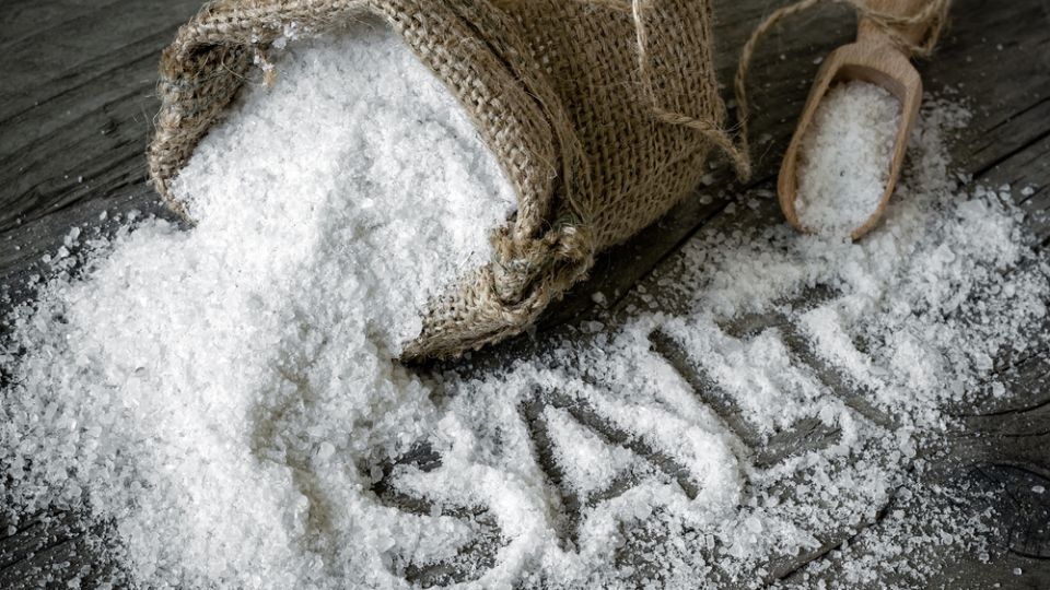 Gội đầu với muối iốt để ngăn ngừa bã nhờn giúp tóc bớt bết dính