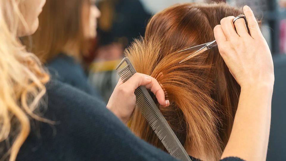 Cắt tỉa tóc thường xuyên là cách loại bỏ đi phần tóc dễ bị khô chẻ ngọn