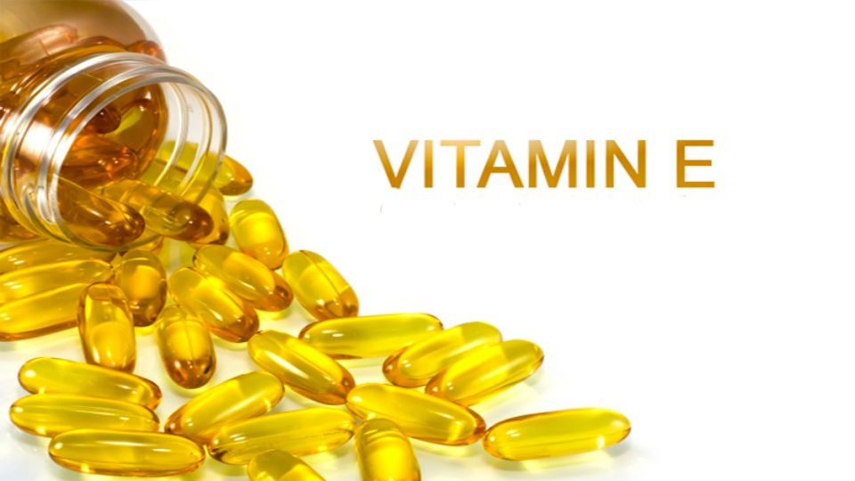 Vitamin E giúp cho cấu trúc tóc chắc khỏe, giảm hư tổn