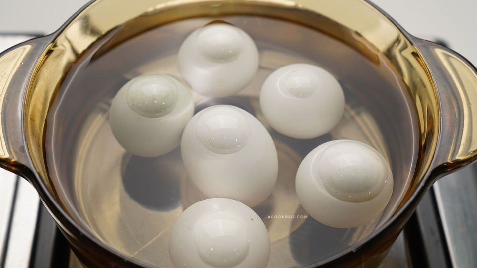 Luộc trứng vịt lộn với lửa lớn trong khoảng 25 phút