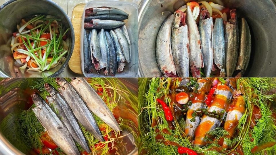 Xếp lần lượt cà chua, thì là và cá nục vào nồi áp suất