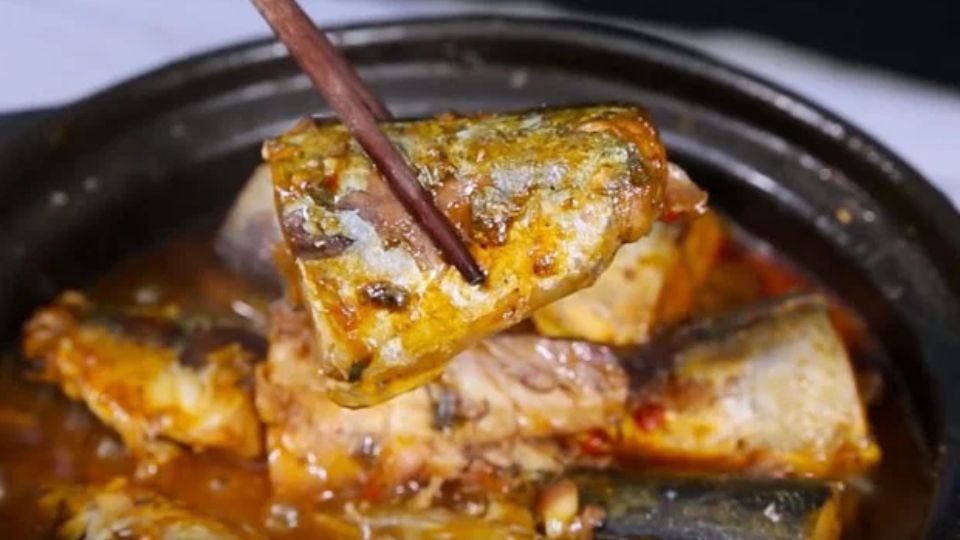 Cá nục kho cà chua bằng nồi áp suất thấm đẫm gia vị, hao cơm