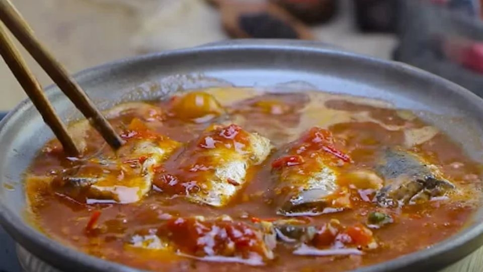 Kho cá nục cà chua với nước dừa để món ăn được đậm vị