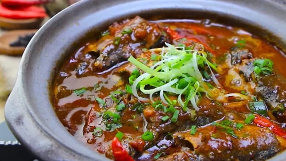 Thưởng thức món cá nục kho cà chua với cơm trắng