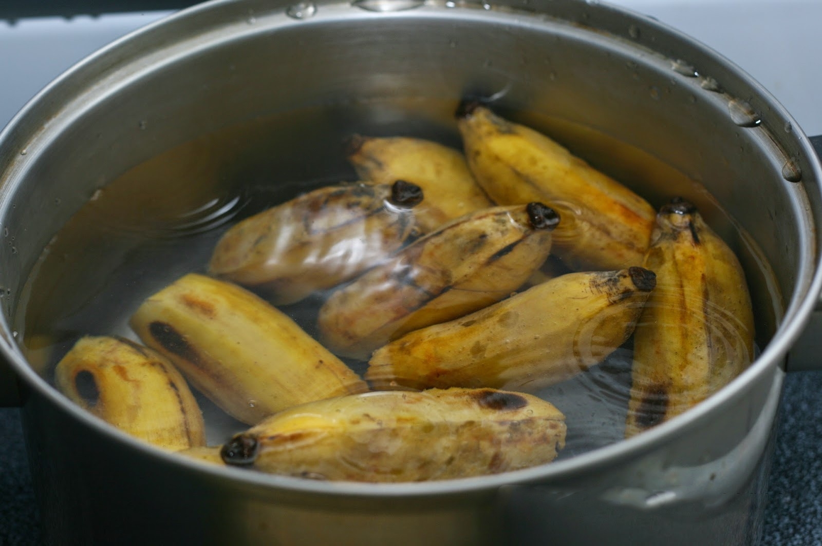 cách luộc chuối ngon 2