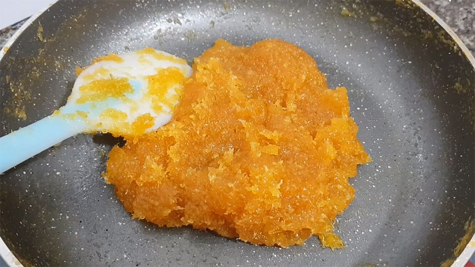 Sên nhân bánh dứa