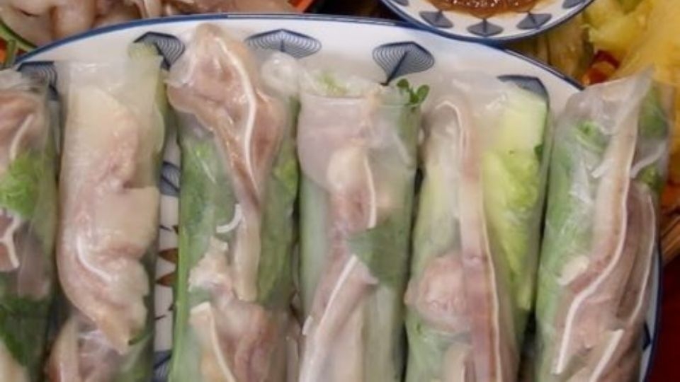 Tai heo trộn thính cuốn bánh tráng