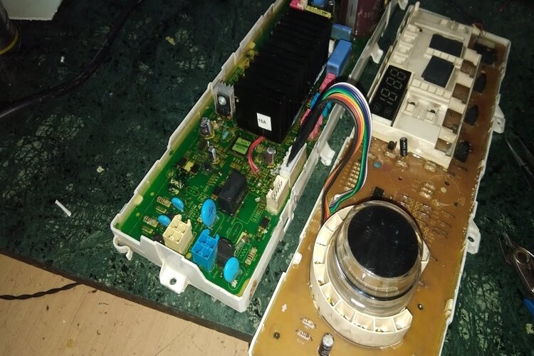 Kiểm tra board mạch khi máy giặt hiển thị lỗi EO