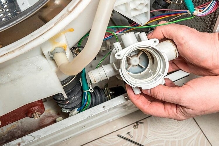 Bơm máy giặt bị kẹt, bẩn là 1 trong những nguyên nhân hiển thị lỗi OE