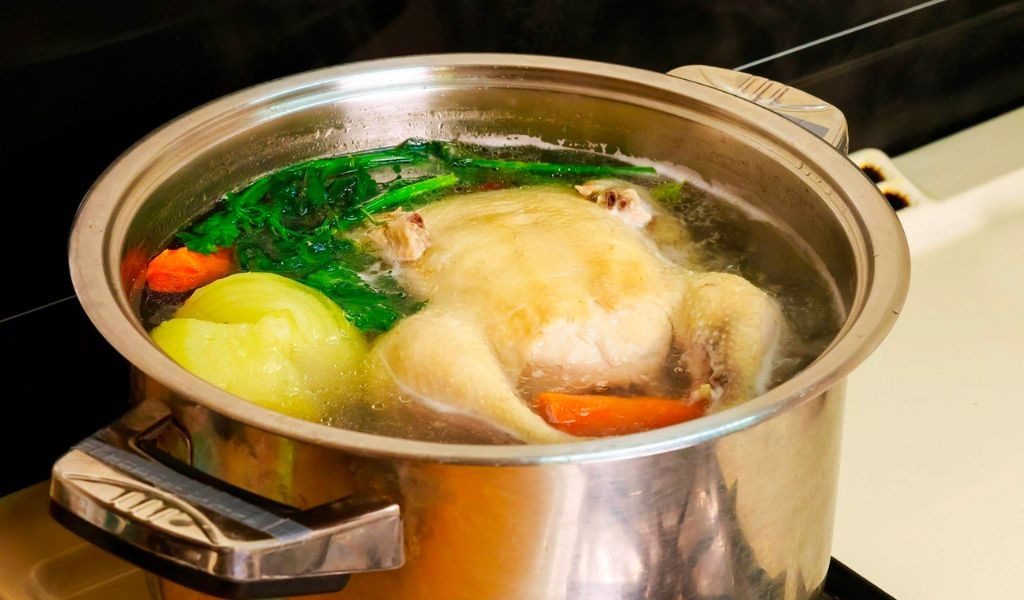 Cách luộc gà già nhanh mềm và mẹo nấu gà giữ được hương vị, da vàng óng, không bị rách 2
