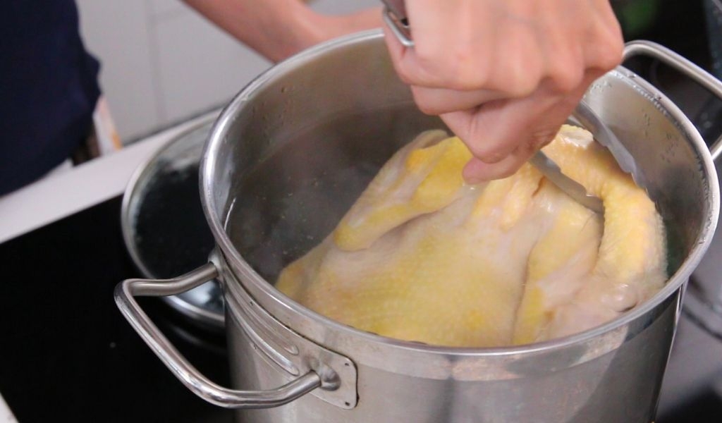 Cách luộc gà già nhanh mềm và mẹo nấu gà giữ được hương vị, da vàng óng, không bị rách 3