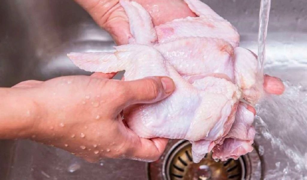 Cách luộc gà già nhanh mềm và mẹo nấu gà giữ được hương vị, da vàng óng, không bị rách 4