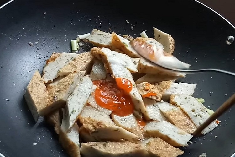 Rim chả cá với nước mắm