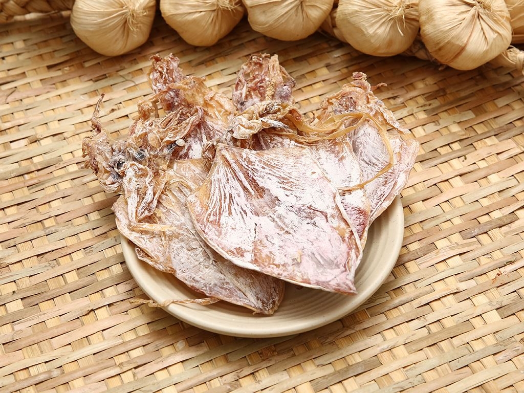 Chuẩn bị nguyên liệu để nướng mực