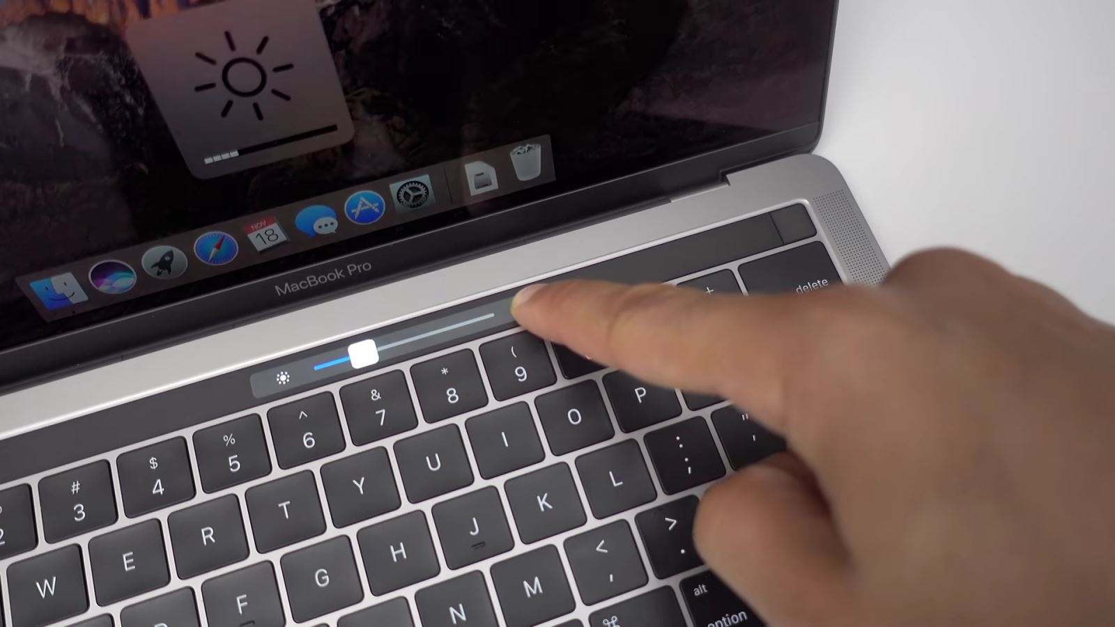 tăng độ sáng màn hình laptop 14