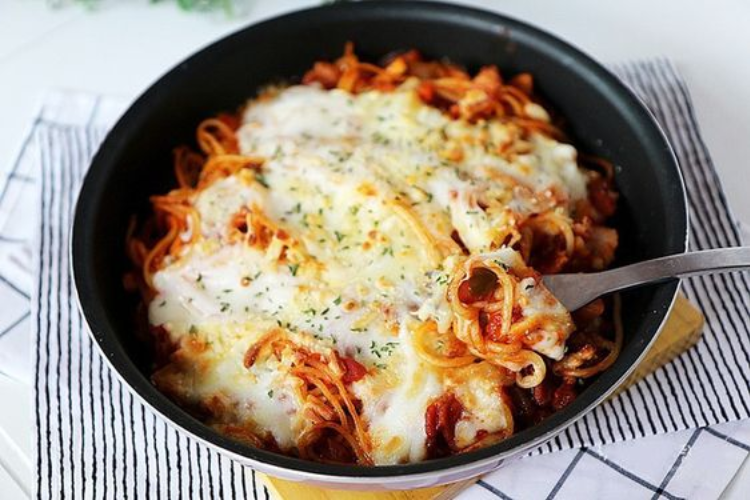 Mì Ý kèm phô mai lát Con Bò Cười