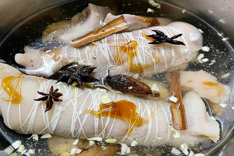 Cách làm tai heo cuộn lưỡi độc đáo, giòn sần sật để đổi món cho gia đình bạn - Hình 5