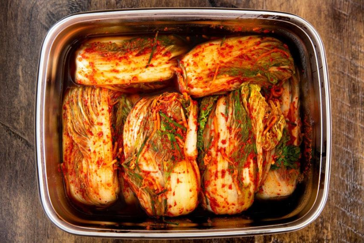 Cất kim chi vào hộp để bảo quản