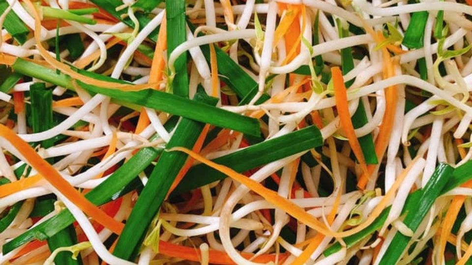 Bước 1: Sơ chế nguyên liệu dưa giá củ kiệu