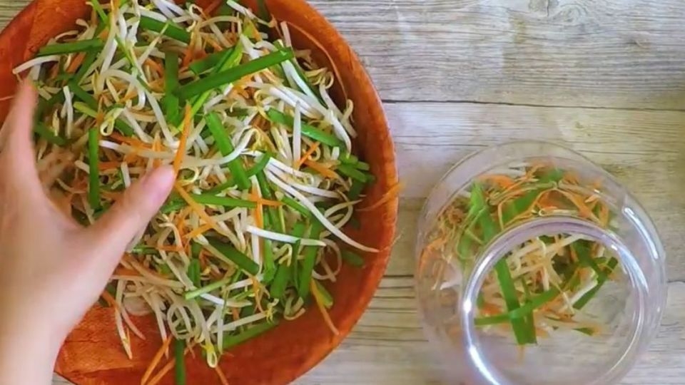 Bước 2: Muối dưa giá củ kiệu