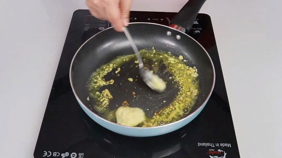 Nấu sốt bơ tỏi