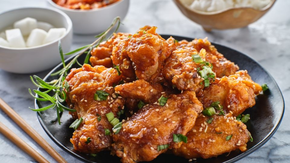 Cánh gà kết hợp sốt me tạo nên món ăn độc đáo, lạ miệng