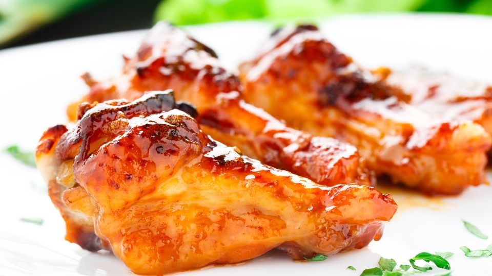 Cánh gà nướng mật ong là một trong những cách chế biến cánh gà quen thuộc nhất