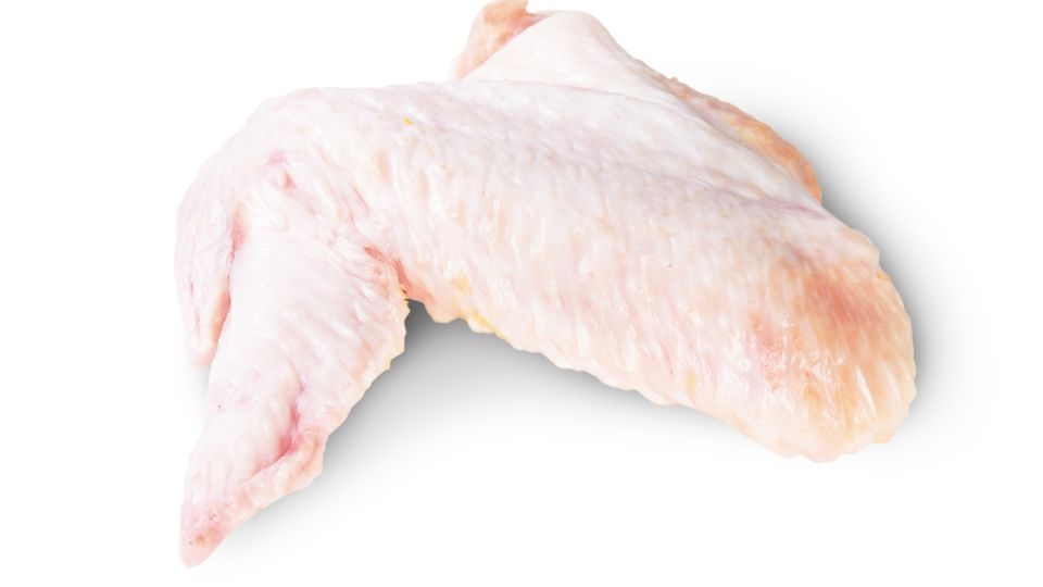 Hãy lựa mua những cánh gà tươi, sáng bóng để khi chế biến món ăn được ngon hơn