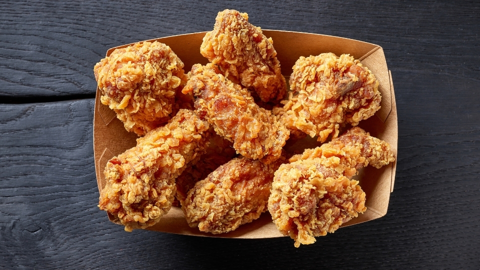Cánh gà chiên xù là món ăn mà các bạn nhỏ luôn đặc biệt yêu thích