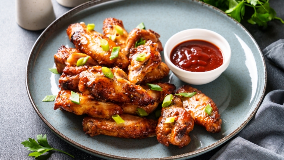Hãy thử kết hợp cánh gà với dầu hào để có món ăn mới lạ cho bữa cơm gia đình