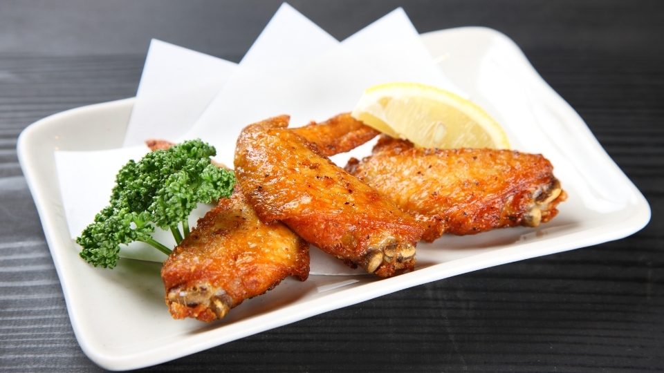 Món cánh gà chiên tỏi thơm nức nhờ lá chanh và tỏi