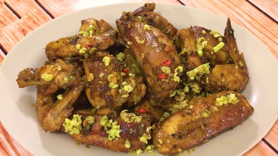 Thời gian thực hiện món cánh gà xào ớt xiêm cực kỳ nhanh chóng