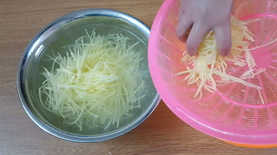 Ngâm khoai tây vào nước vôi trong