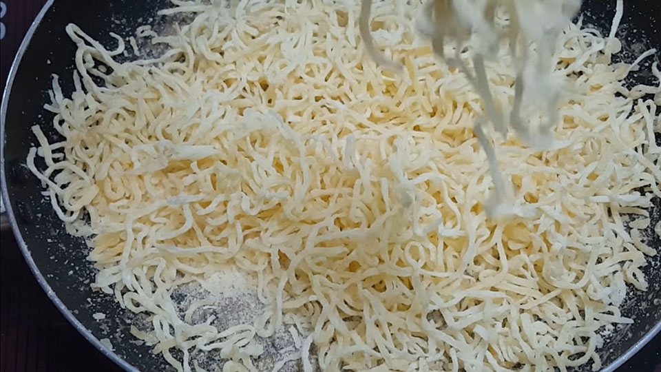 Mứt dừa đạt chuẩn sẽ có lớp đường đông lại áo xung quanh