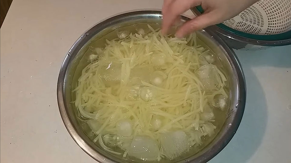 Ngâm khoai tây trong nước đá