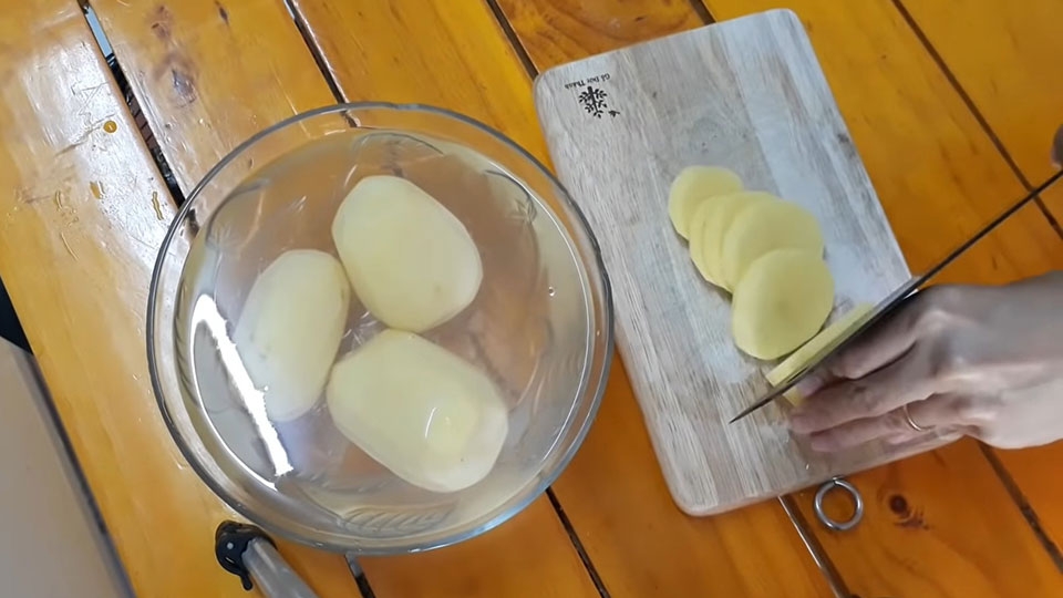 Thái khoai tây thành từng miếng mỏng