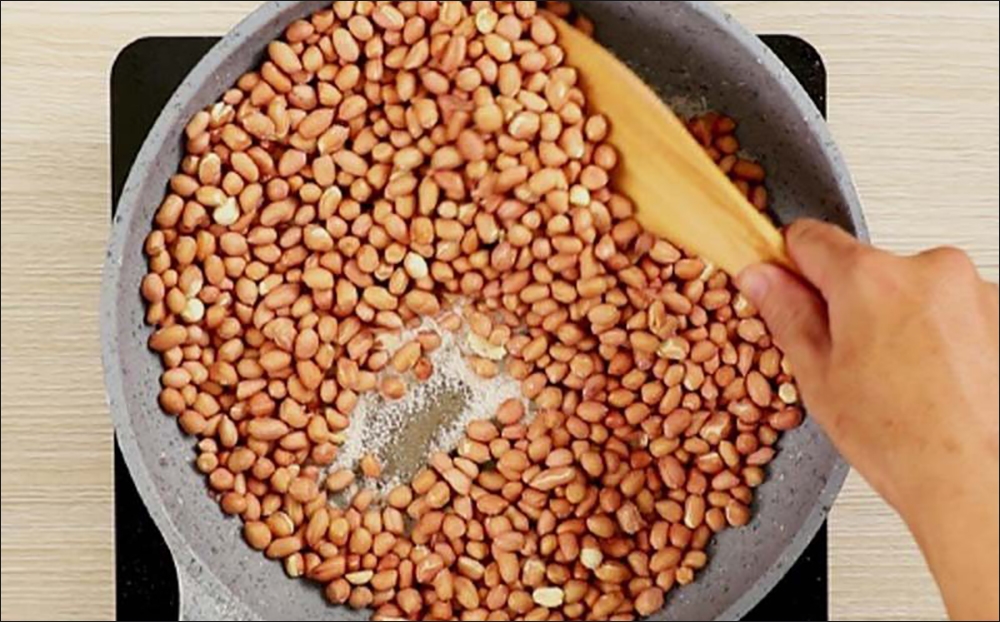 Rang đậu phộng cho vàng đều