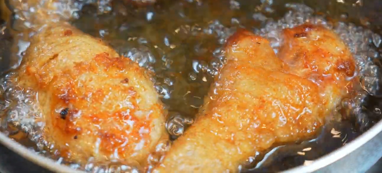 Chiên đùi gà ngập dầu