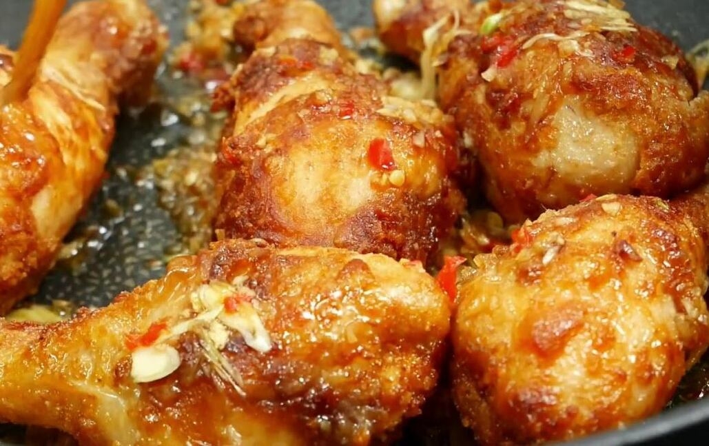 Chiên đùi gà trong nước sốt mắm ớt