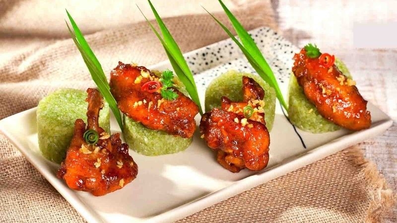 Cách nấu xôi gà chiên nước mắm vị lá dứa khá độc đáo, thích hợp để chiêu đãi khách vào cuối tuần