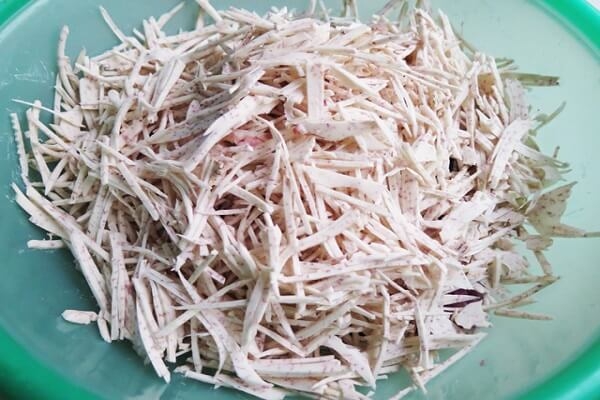 Cắt sợi khoai môn