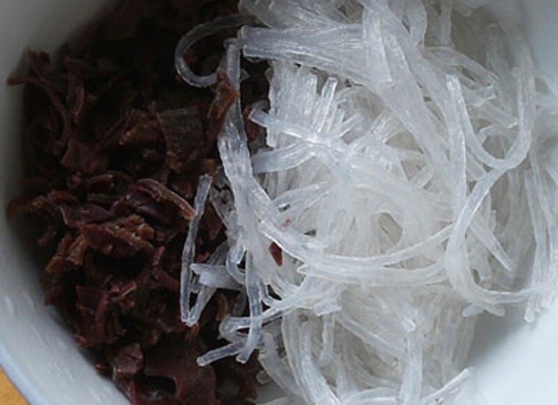 Cắt nhỏ nấm mèo và bún tàu