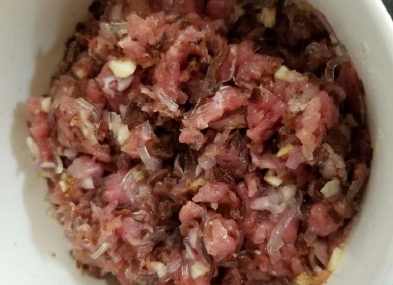 Ướp thịt, nấm mèo và bún tàu